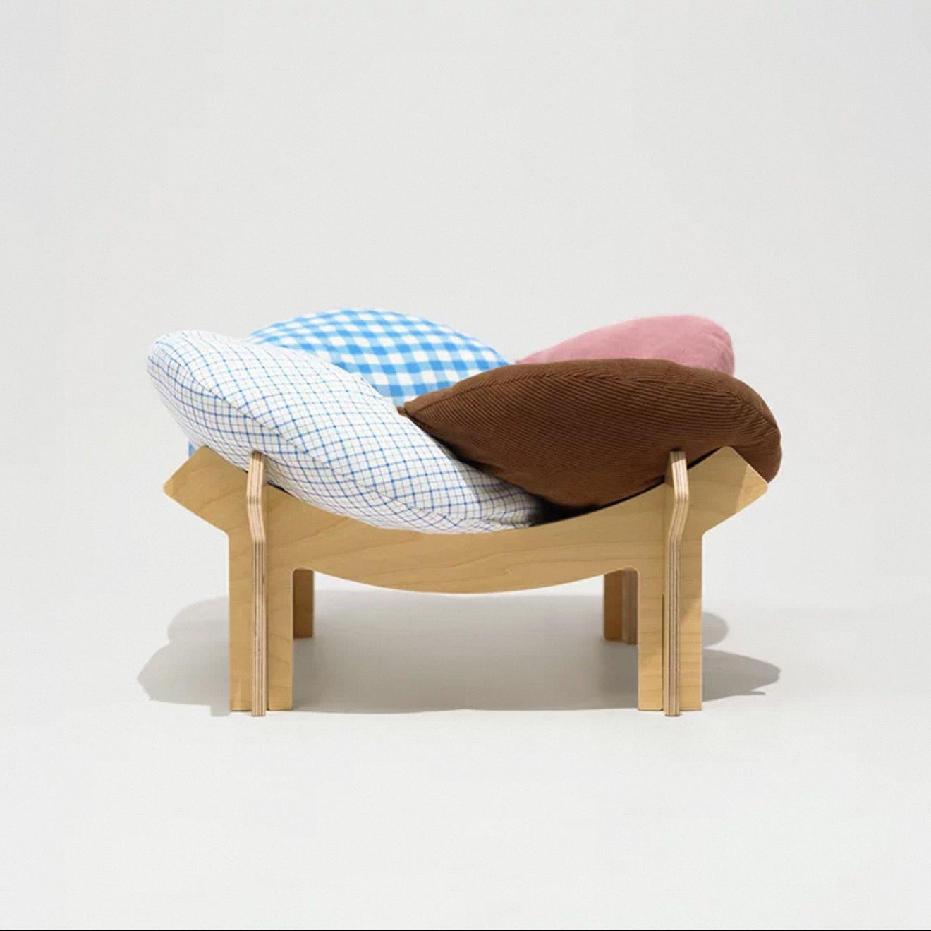 Minimal Wooden Base Cat Bed – Modern Elevated Pet Lounge